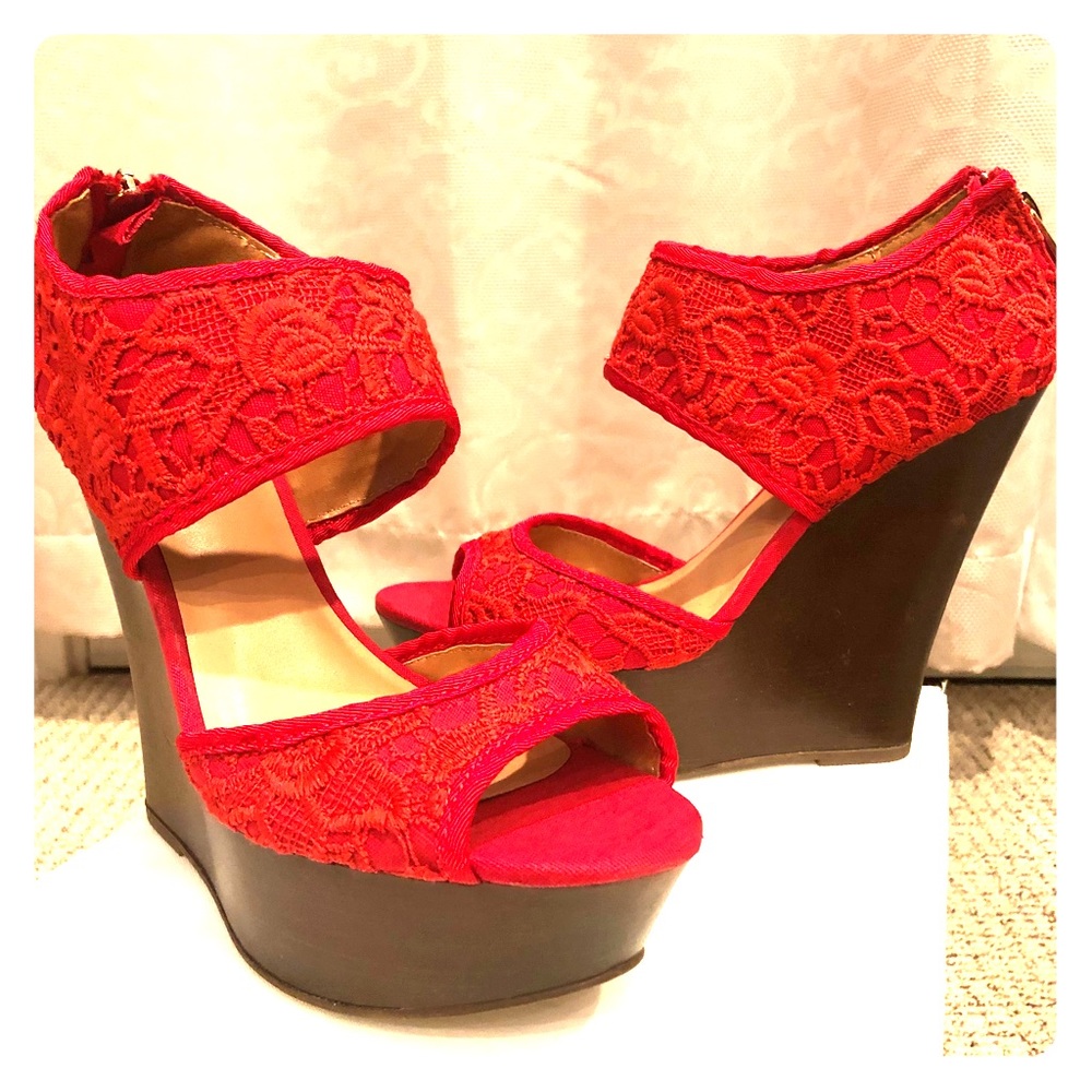 Adorable, Red-lacey, brown heeled wedges 😍
